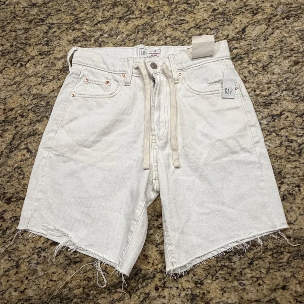 NEW Gap Womens 90s Loose Bermuda Shorts Mid Rise White Denim Raw Hem Size 0 ws